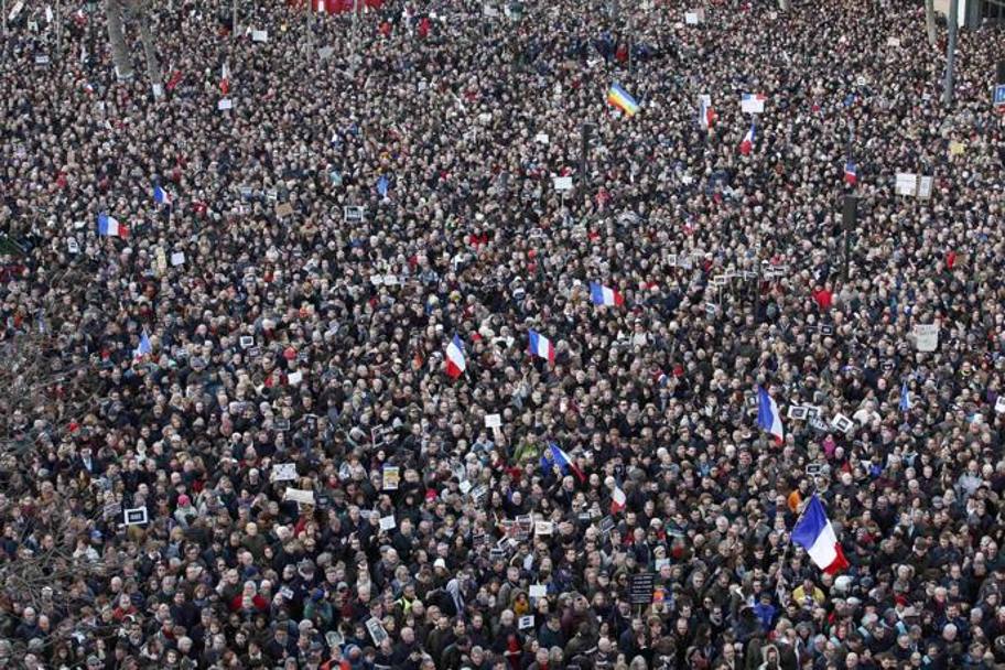 Oltre un milione le persone scese in piazza a Parigi